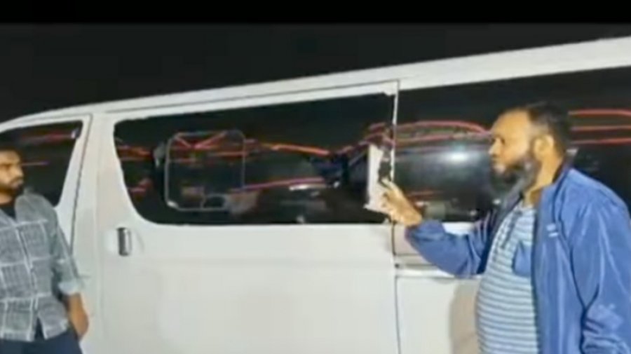 সিরাজগঞ্জে মহাসড়কে যাত্রীবাহী মাইক্রোবাসে ডাকাতি